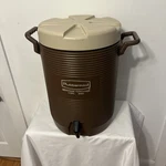 Rubbermaid 5-GALLON Heavy-duty Beverage Cooler Dispenser Cold Drink Water Juice. Fixed Price $30.00.